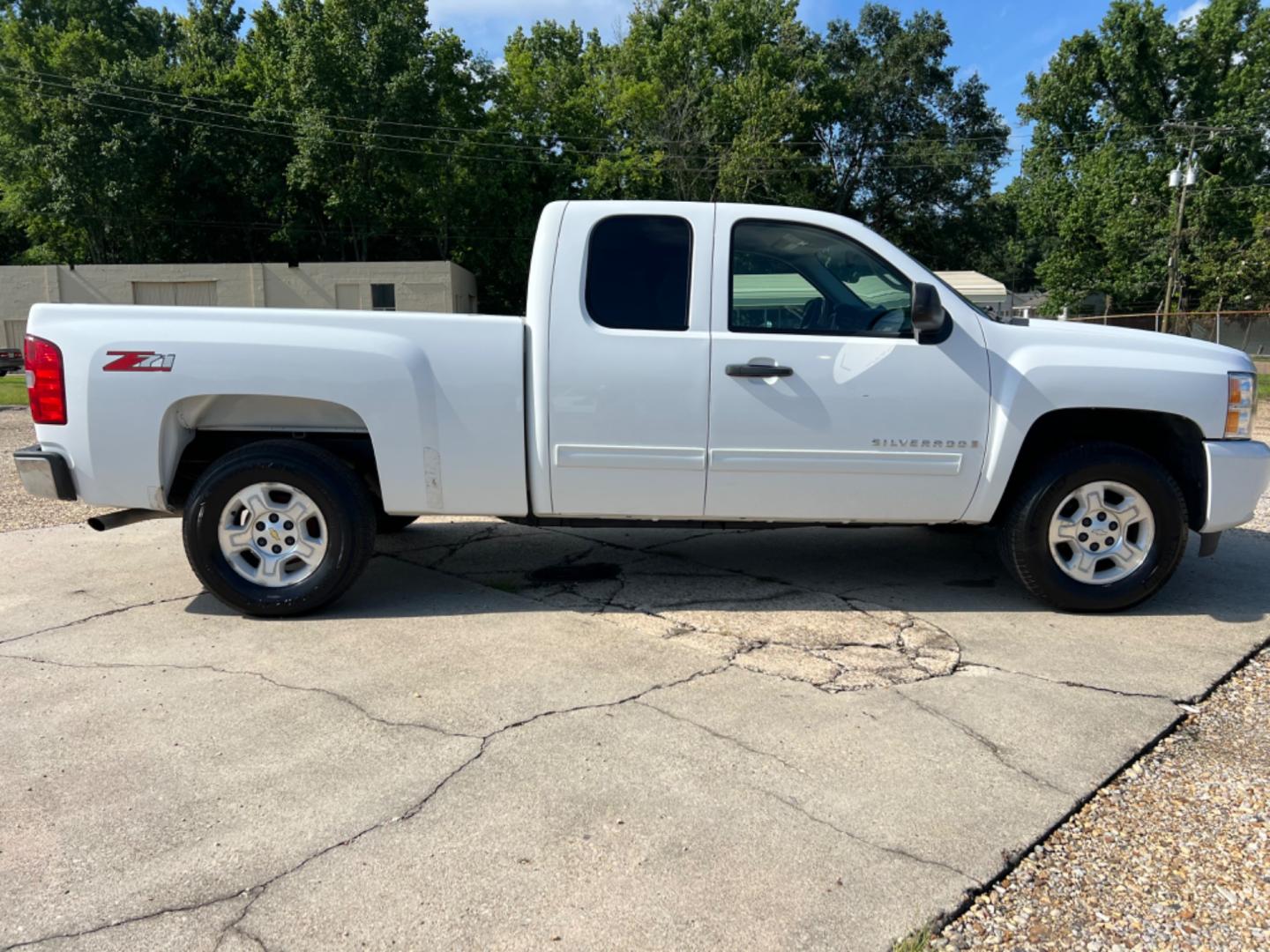 2009 White /Gray Chevrolet Silverado 1500 LT (1GCEC29029Z) with an 5.3 V8 engine, Automatic transmission, located at 4520 Airline Hwy, Baton Rouge, LA, 70805, (225) 357-1497, 30.509325, -91.145432 - 2009 Chevy Silverado Ext Cab LT 2WD ***One Owner*** 5.3 V8 Gas, 152K Miles, Power Windows, Locks & Mirrors, Cold A/C, Tow Pkg. FOR INFO PLEASE CONTACT JEFF AT 225 357-1497 CHECK OUT OUR A+ RATING WITH THE BETTER BUSINESS BUREAU WE HAVE BEEN A FAMILY OWNED AND OPERATED BUSINESS AT THE SAME LOCATION - Photo#4